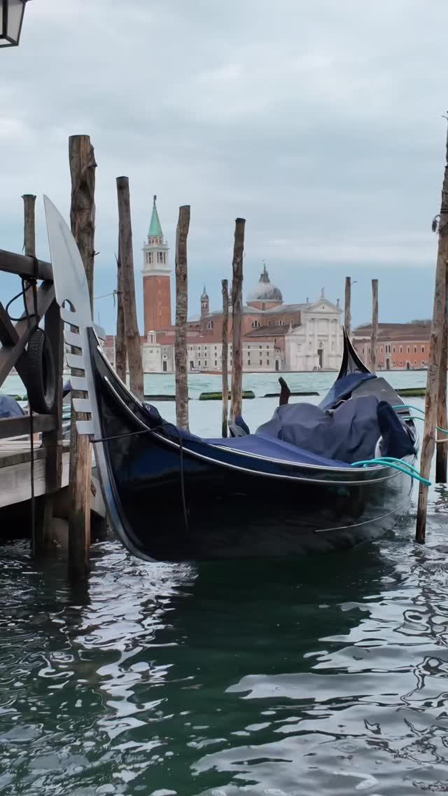 The area in front of the Doge palace overlooks the st Marks basin and allows to see San Giorgio Maggiore island and Punta della Dogana.
At sunrise is perfect to see the rising sun and to start the day with a photoshoot in Venice