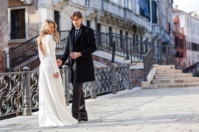 canadian couple strolling in Venice during a honeymoon photo shooting