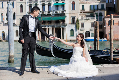 Asian couple enjoying a pre-wedding photo shooting in Venice
