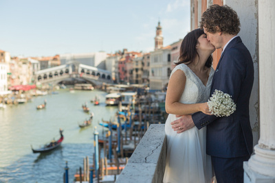 couple photograph in a civil wedding photo service in Venice