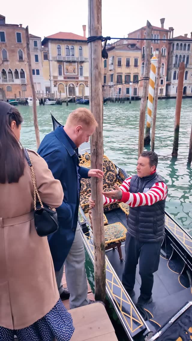 A gondola for a surprise proposal in Venice. With this couple we left near the hotel Gritti Palace,enjoyed the grand canal and the view of the Guggenheim museum to enter a dedalus of smaller canals, there he proposed !
#venicephotographer