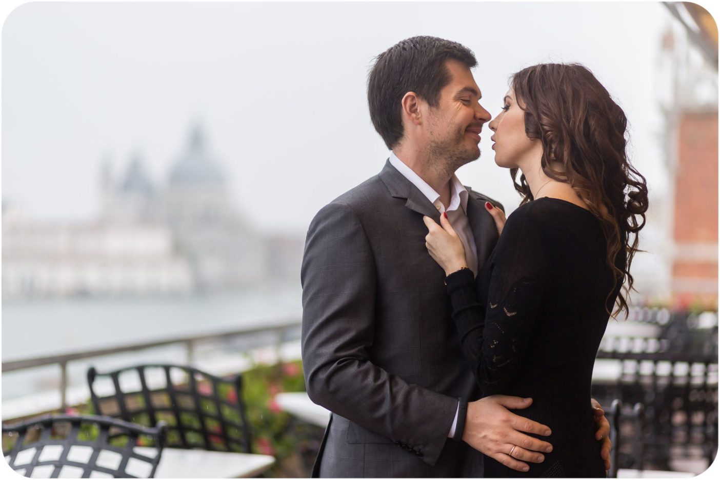 couple kiss at Danieli Hotel's terrace during couple photo service in Venice