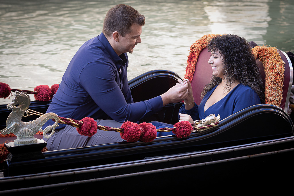 surprise proposal on a gondola in venice